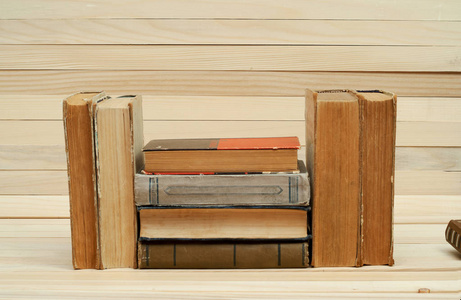 堆栈的精装书木制的桌子上。回到学校