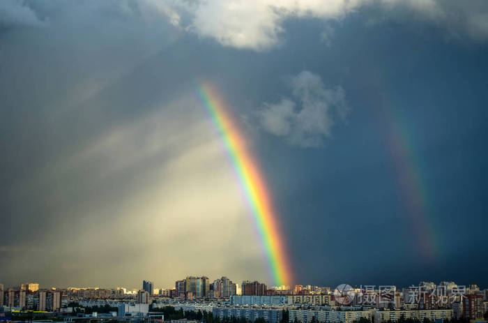 工业城市城市房屋天空彩虹雨,下雨