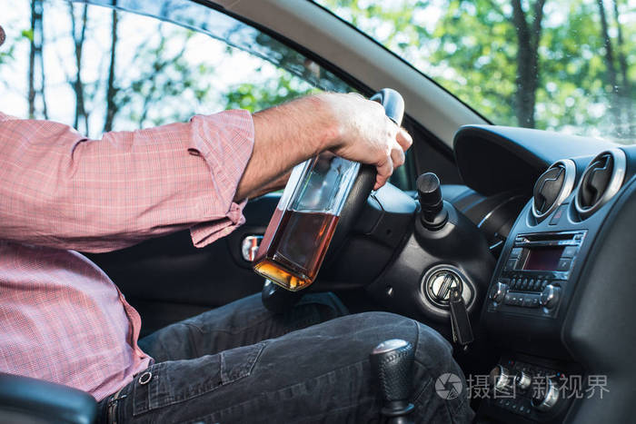 在车里喝酒的人