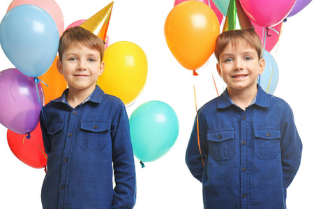 可爱的生日男孩与五颜六色的气球