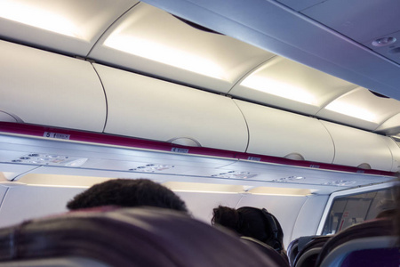 现代商用飞机的内部, 乘客在座位上。飞机内部