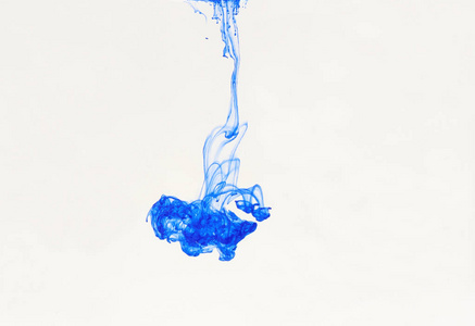 蓝色的抽象过渡色油墨降入水