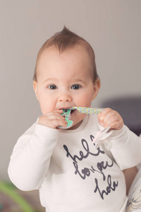 八个月大女婴带到她的嘴她的奶嘴
