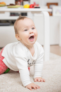 九个月大女婴打在地毯上爬