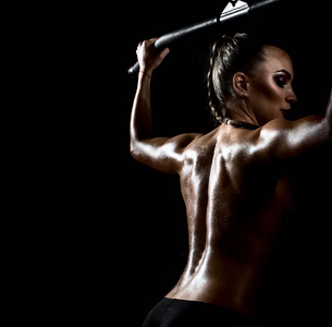 健身女人在黑色背景上执行锻炼