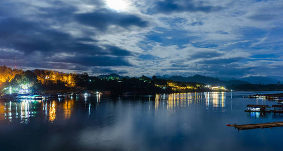 在夜间浮村