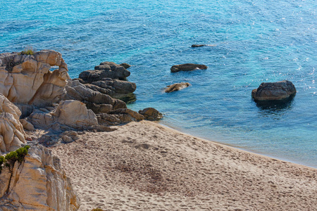 夏季遮阳伞和岩石海岸希腊