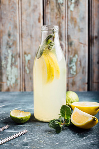 新鲜的夏季柠檬水。自制