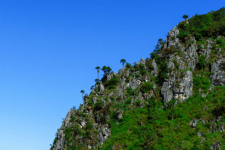 蓝蓝的天空背景上的石灰岩山