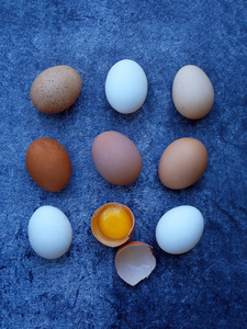 在深色背景上新鲜农场白色和棕色鸡蛋的组成