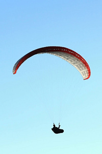 滑翔伞上天空