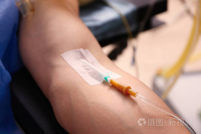 男性手臂输液滴注