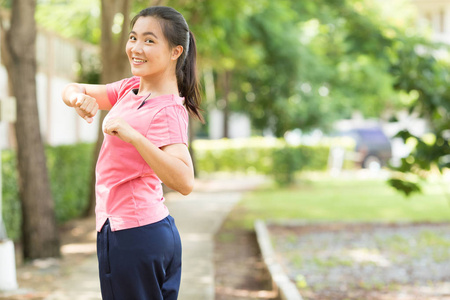 女人与放松的时间在花园里