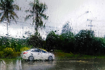 在大街上的车窗外的雨