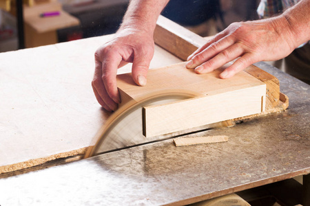 木匠工具与木屑木制的桌子上。圆锯片