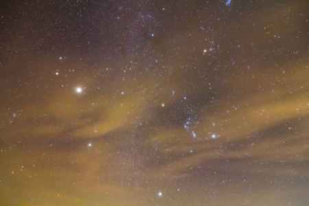 夜晚的天空背景上的猎户星座