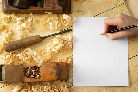 木工刀具用木屑木桌上的白床单图片