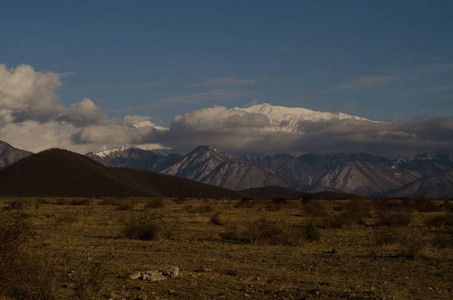 雪盖山景观，mounatins 和字段在冬天的时候多云景观。高加索地区，阿塞拜疆，嘎舍基 Zagatala
