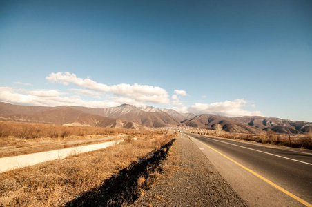 走进这座山的沥青道路景观穿过树木 村庄和森林的地方。或阿塞拜疆在日落时的农村地方