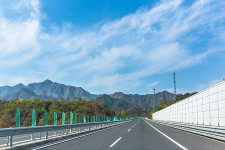 云漂浮在上面的公路