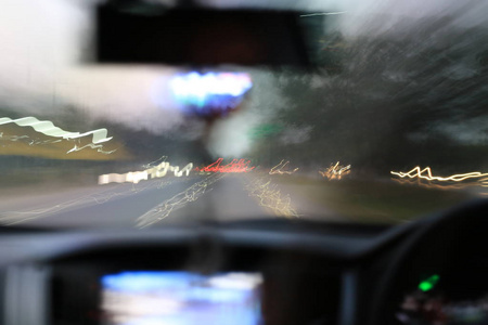 道路夜景从里面车天然光街道和其他汽车是运动模糊，模糊图像从里面一辆车行驶在夜间