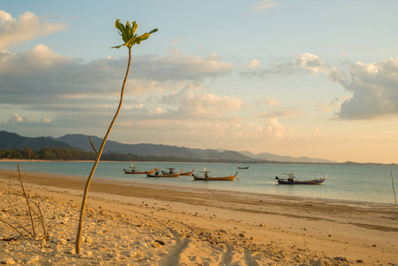 传统的泰国小船附近的海滩