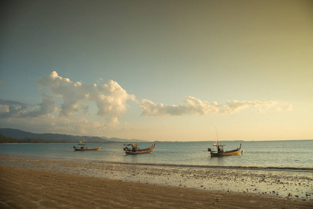 传统的泰国小船附近的海滩。泰国