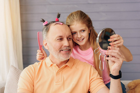 快乐的祖父母或外祖父母的头发上有 scunchy