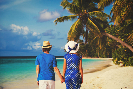 幸福恩爱的夫妻，在夏天的海滩上散步