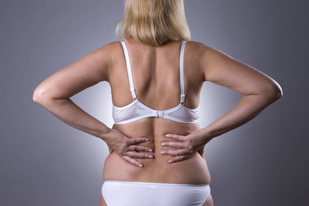 背痛，肾脏炎症 疼痛在女人的身体