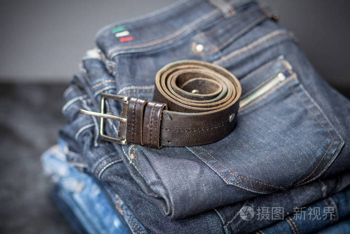 堆的牛仔裤