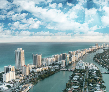佛罗里达州的迈阿密海滩，天际线的鸟瞰图