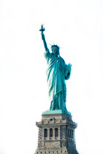 在纽约的自由女神像。前视图上白色孤立