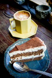 咖啡杯和咖啡店的巧克力蛋糕