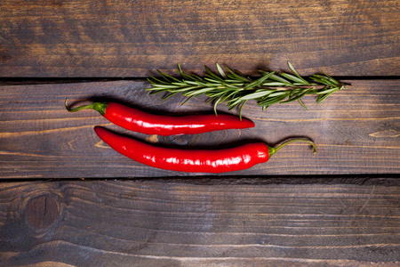 红辣椒和绿色迷迭香图片
