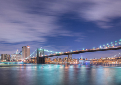曼哈顿和布鲁克林桥的夜景