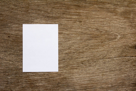 空白白的便条纸上棕色木制背景为备注或提醒