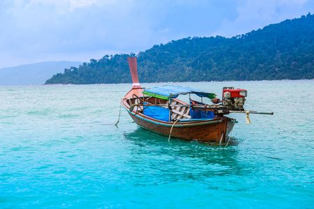 与传统的长尾船，热带海海的美丽景色