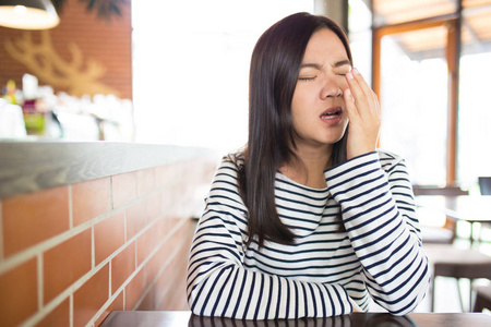 女人有打喷嚏在咖啡馆里