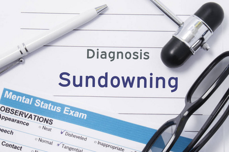 Sundowning 诊断。医疗注意包围神经锤，心理状态考试大字母精神病诊断的 Sundowning 年的铭文。精神病学的概念照