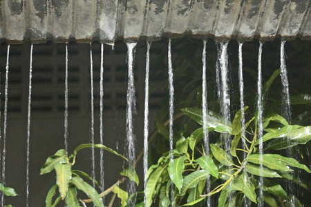 晚上从屋顶上移动雨水滴下