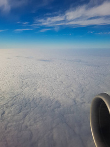 从飞机上俯瞰美丽背景天空