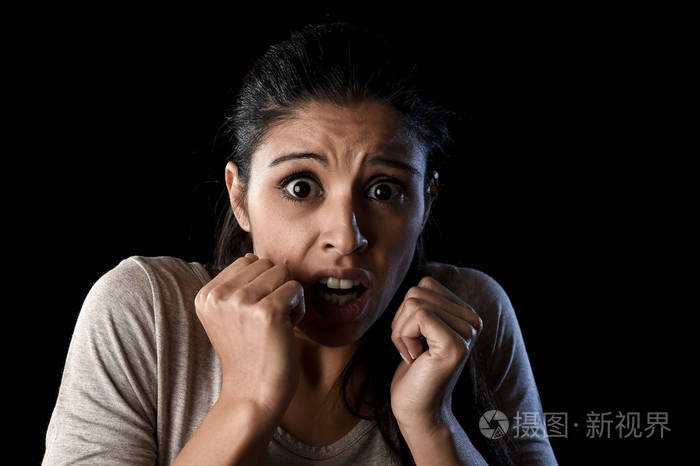 恐吓和惊恐的女人,绝望和害怕孤立在黑色照片-正版商用图片0x8zhp-摄