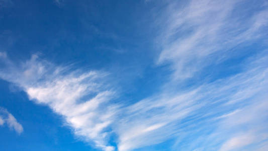 蓝蓝的天空中的轻云