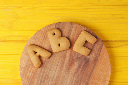 在木板上的 cookie 字母