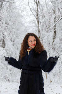 冬季霜。美丽的女人，一件裘皮大衣