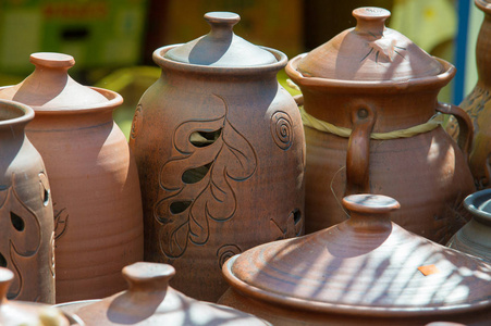 纹理背景。 陶器。 陶器盘子和其他由陶器或烤粘土制成的物品。 陶器可大致分为陶器瓷器和石器。