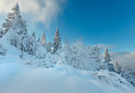 冬天乌克兰喀尔巴阡山区景观