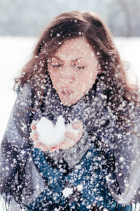 可爱的年轻女子，玩雪