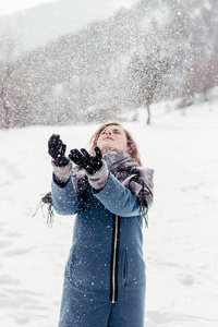 可爱的年轻女子，玩雪